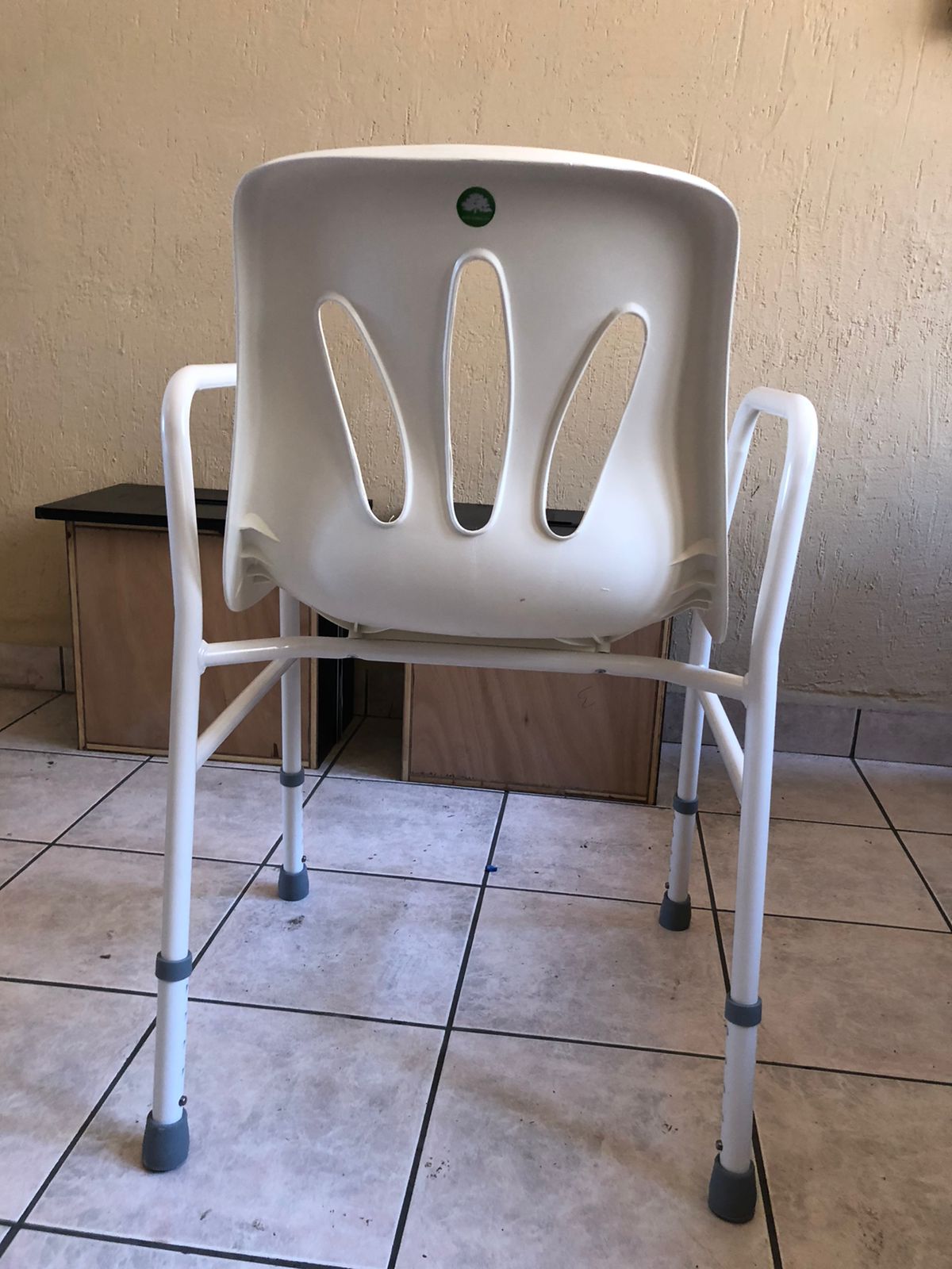 Silla para regadera simple con descansabrazos