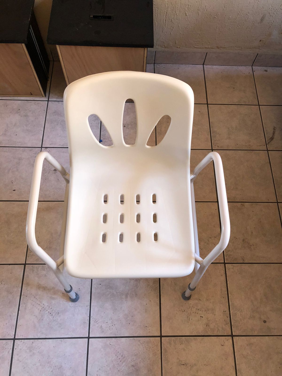 Silla para regadera simple con descansabrazos