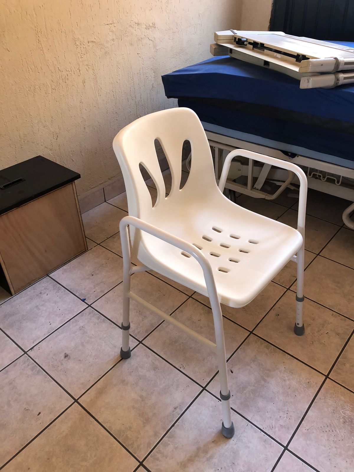 Silla para regadera simple con descansabrazos