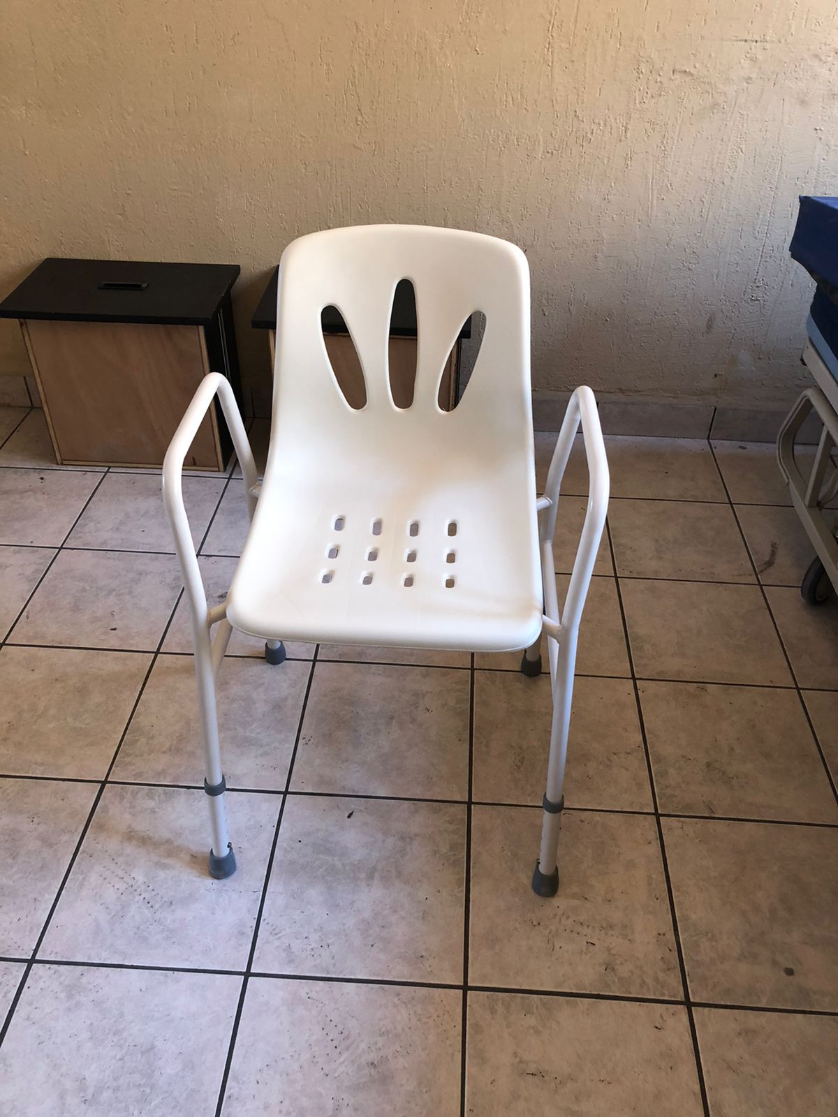 Silla para regadera simple con descansabrazos